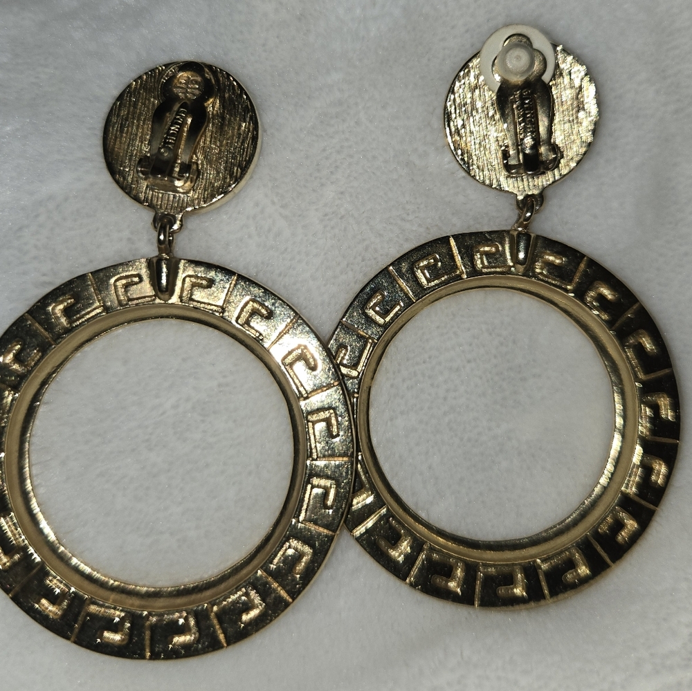 GIVENCHY Vintage Elegant Gold and Pearl Clip Earrings - Picture 6 of 7